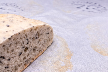 黒胡麻が入った焼きたてホワイトブレッド