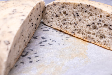 黒胡麻が入った焼きたてホワイトブレッド