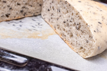 黒胡麻が入った焼きたてホワイトブレッド