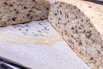 黒胡麻が入った焼きたてホワイトブレッド