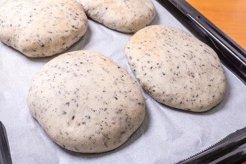 黒胡麻が入った焼きたてホワイトブレッド