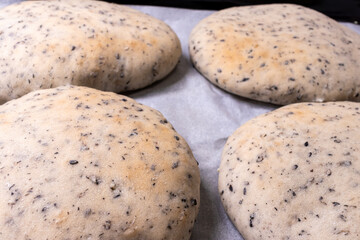 黒胡麻が入った焼きたてホワイトブレッド