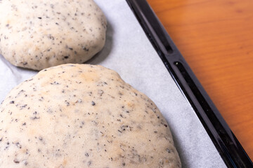 黒胡麻が入った焼きたてホワイトブレッド