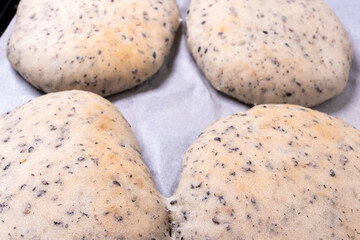 黒胡麻が入った焼きたてホワイトブレッド