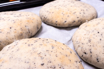 黒胡麻が入った焼きたてホワイトブレッド