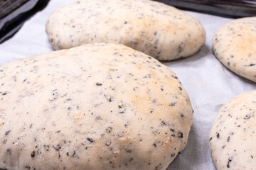 黒胡麻が入った焼きたてホワイトブレッド