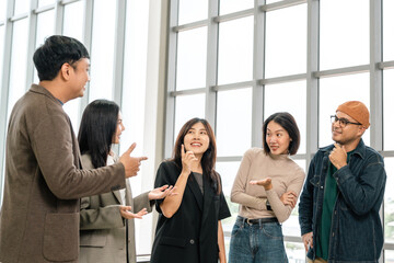 Obraz premium Asian business start up freelance people team analyzing statistics financial. Group Team of businesspeople man and woman Meeting Conference Discussion various topic Corporate Concept in office.