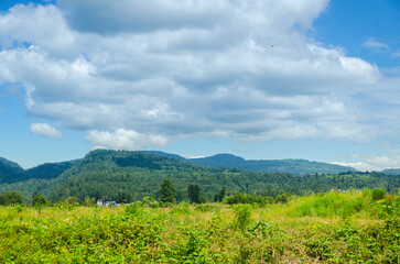 Obraz premium Spectacular view of Fraser Valley countryside around Mission, BC, Canada