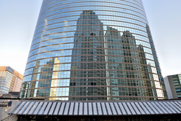 Obraz premium 品川インターシティービルガラス壁に写り込む高層ビル群