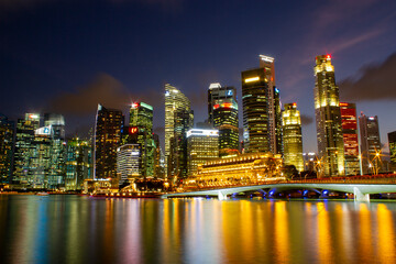Obraz premium Panoramic View Of Singapore Central Business District Skyline At Dusk.