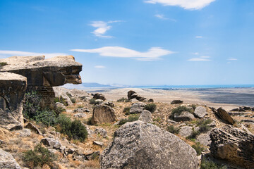 ゴブスタン国立保護区の古代岩絵の景観
