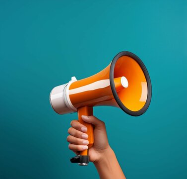 Mano sosteniendo un megafono frente a un fondo en color s&oacute;lido