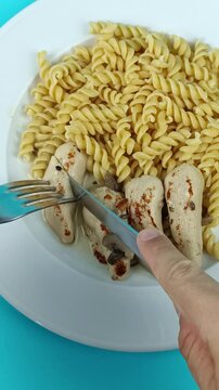 gros plan sur une personne prenant son repas