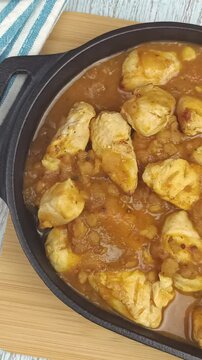 poulet  cuisin&eacute; avec une sauce au curry, lentilles et citrouille