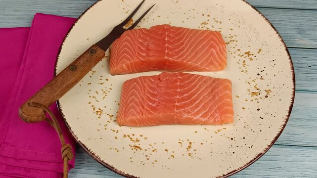 filets de saumon cru dans une assiette