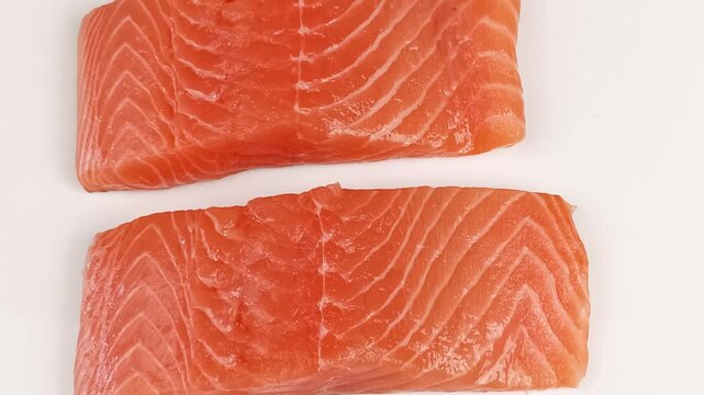 filet de saumon cru, isol&eacute; sur un fond blanc
