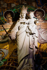 Obraz premium Statue of Blessed Virgin Mary holding baby Jesus Christ in her arms. .