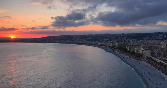 La nuit tombe sur la ville de Nice en France