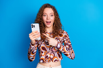 Photo portrait of lovely young lady hold point gadget shocked dressed stylish colorful garment...
