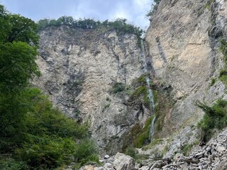 Obraz premium The Brinta waterfall, Vrsno (Kobarid, Slovenia) - Wasserfall Brinta, Vrsno (Kobarid, Slowenien) - Slap Brinta, Vrsno (Kobarid, Slovenija)