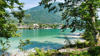 Badestrand am türkisfarbenen Walchensee mit Blick zum Herzogstand	
