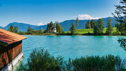 Blick zur Kirche St. Margareth auf der Halbinsel Zwergern am Walchensee	