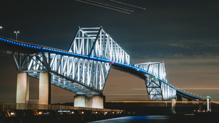 ライトトレイルが彩る橋の夜景