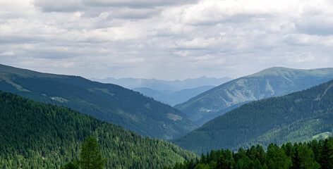 Panorama der österreichischen Alpen in der Steiermark