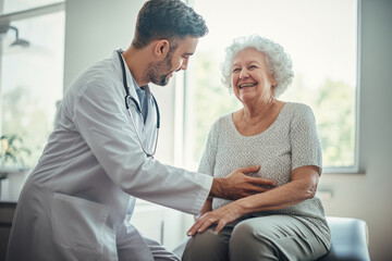 Obraz premium Doctor Examining Happy Senior Patient in a Medical Clinic Smiling elderly woman receiving a medical checkup from a doctor, symbolizing compassionate healthcare and senior wellness