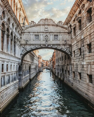 Obraz premium Historic Bridge of Sighs in Venice with Detailed Architecture