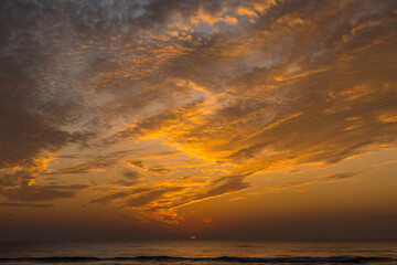 Fototapeta premium Aufnahme eines Sonnenuntergangs am Meer.