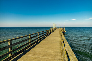 Fototapeta premium Strandspaziergang am Ostseebad Heiligendamm bei wunderschönen Sonnenschein - Mecklenburg Vorpommern - Deutschland