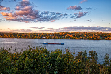 Obraz premium Sunset over the Volga River in Ples, Russia