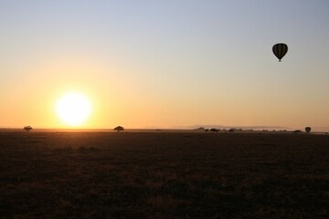 Sonnenaufgang über dem Serengeti Nationalpark 