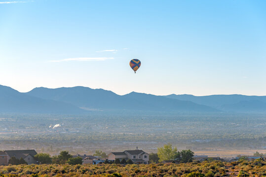 떠오르는 열기구가 보이는 풍경, 미국 뉴멕시코주 리오랜초에 위치-A view of rising hot air balloons, Rio Rancho, New Mexico, USA