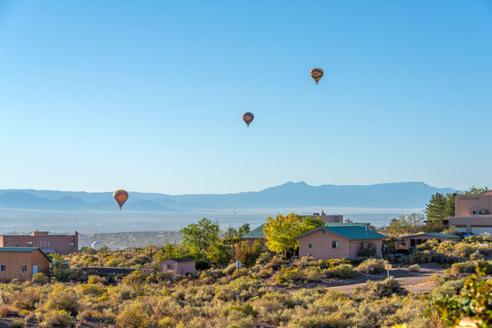 떠오르는 열기구가 보이는 풍경, 미국 뉴멕시코주 리오랜초에서 촬영-A view of a hot air balloon rising, taken in Rio Rancho, New Mexico, USA