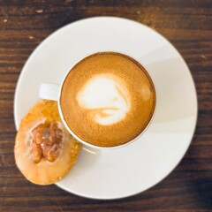 Café en mesa de madera 