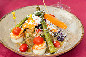 Appetitlich, mediterran angerichtetes Meeresfrüchte Risotto mit Jakobsmuscheln, Garnelen, grüner...