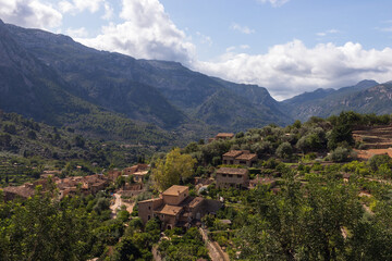 Fototapeta premium Traumhaft schön gelegenes Bergdorf Fornalutx in der Serra de Tramuntana, Mallorca, Spanien