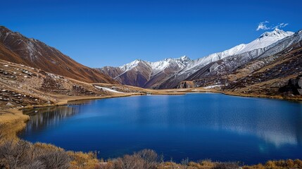 Obraz premium Majestic Snow Mountain and Plateau Lake: A Breathtaking Natural Wonder. Admire the Grandeur and Serenity.