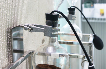 Obraz premium Metal universal clamp with round bottom flask.