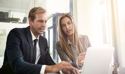 Obraz premium Man, woman or laptop in office for advice, business meeting or report for company growth. People, tech or discussion in workplace for teamwork, brainstorming or budget planning for financial year end