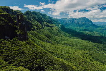 Naklejka premium Espraiado canyon in Santa Catarina, Brazil. Scenic mountain landscape, aerial view
