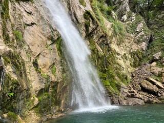 Obraz premium Gregorčičev waterfall or Volarja waterfall (Vrsno, Slovenia) - Gregorcic-Wasserfall oder Gregorcicfall (Vrsno, Slowenien) - Gregorčičev slap ali Simonov slap (Vrsno, Slovenija)