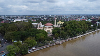 Obraz premium Aerial view of the largest mosque in Banjarmasin, South Kalimantan, Sabilal Muhtadin Mosque