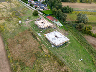 Budowa domu jednorodzinnego. Prace budowlane widziane z lotu ptaka. © hunter76
