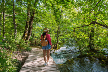 Obraz premium Exploring the lush trails of Plitvice Lakes National Park in Croatia's serene nature landscape