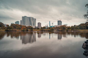 Obraz premium ビルと池と反射