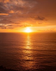 Naklejka premium Golden Sunset Over Calm Ocean Horizon