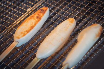 宮城県の笹かまを焼き網の上で焼いているところ